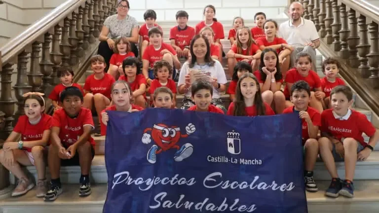 Rosa Melchor recibió a estudiantes del CEIP Alces tras su reconocimiento por promover la salud a través del deporte.