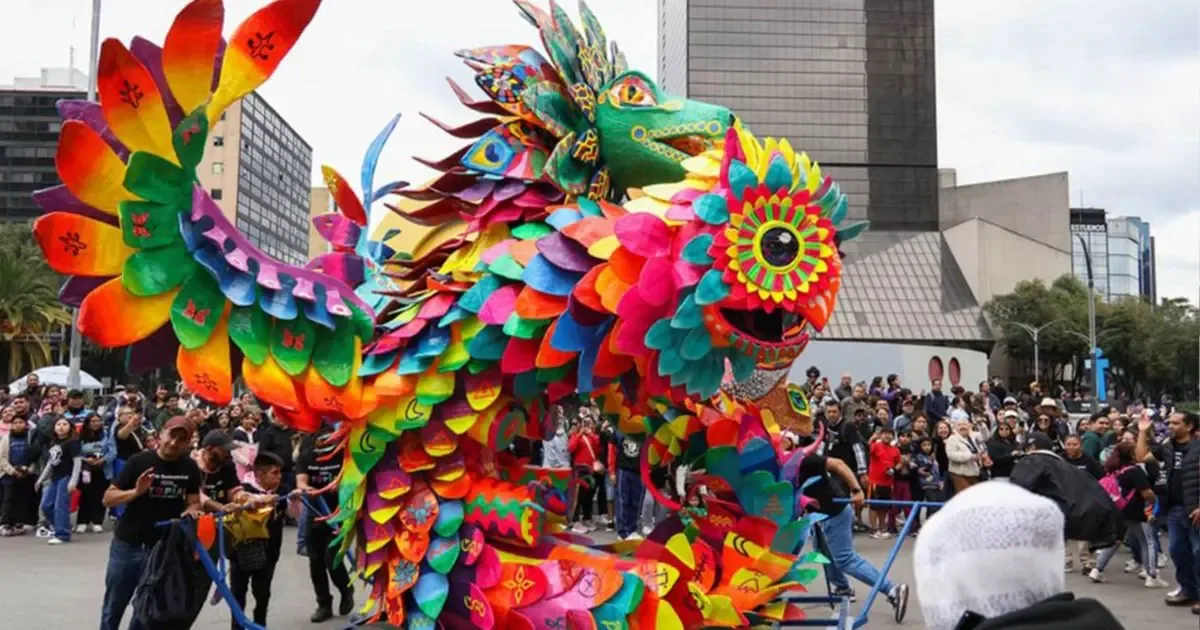 El desfile, organizado por el Museo de Arte Popular, destaca la creatividad del arte popular mexicano.