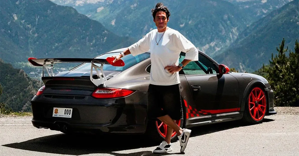 El piloto de MotoGP celebra la adquisición de un icónico Porsche 911, un modelo que representa una era dorada en la automoción.