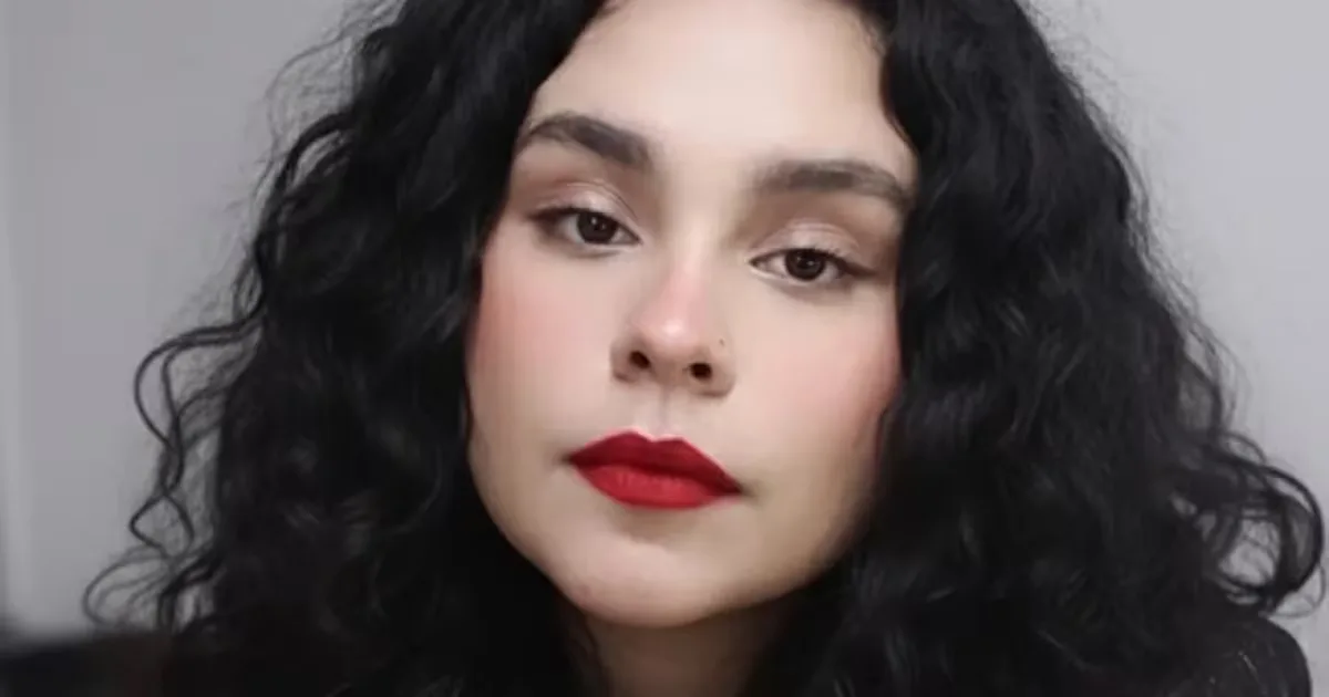 "Alejandra Quintero busca apoyo para cirugía urgente en su columna."