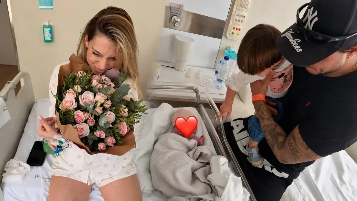La pareja celebra la llegada de su hija con emotivas publicaciones en redes sociales.