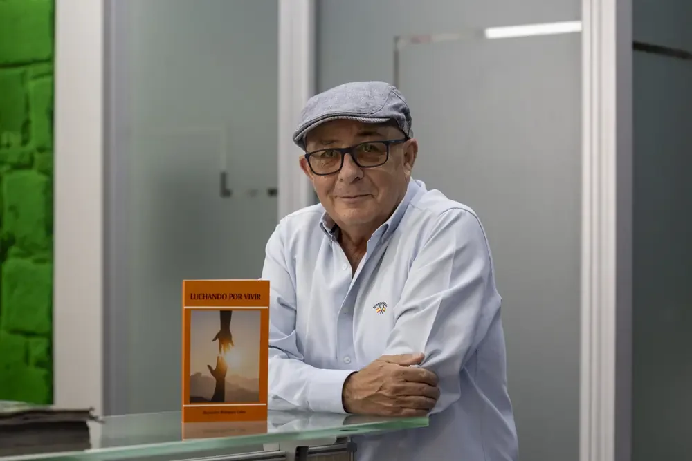 Alejandro Blázquez comparte su experiencia en un libro, buscando inspirar a quienes enfrentan la enfermedad.