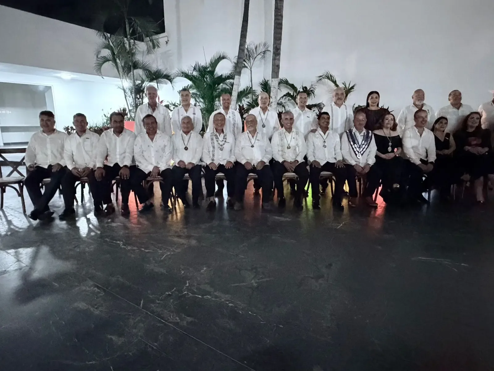 Alejandro Domínguez Aveleyra asumiendo la presidencia de Skål Acapulco 340.