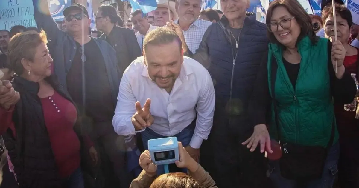 Alejandro López Caballero durante su anuncio de candidatura en Hermosillo.