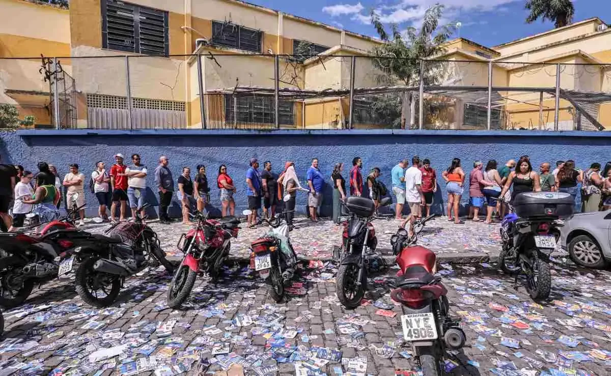 El líder del PRI advierte sobre la manipulación de las encuestas en el contexto electoral mexicano.