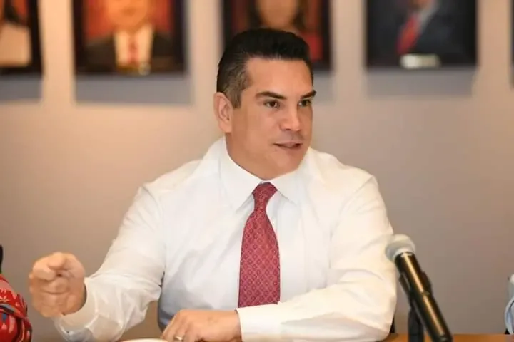 El líder del PRI denuncia supuestas conexiones de Morena con el crimen organizado durante una reunión de partidos en México.