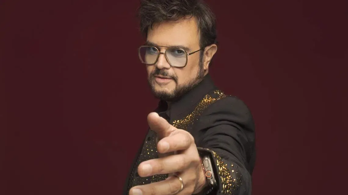 Aleks Syntek enfrenta problemas de visas, pero regresa a Fresno con músicos destacados.