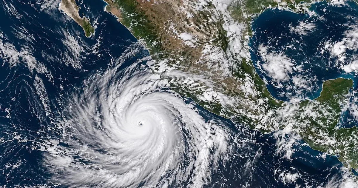 El huracán Simón y un sismo en Panamá generan condiciones adversas en las costas mexicanas.