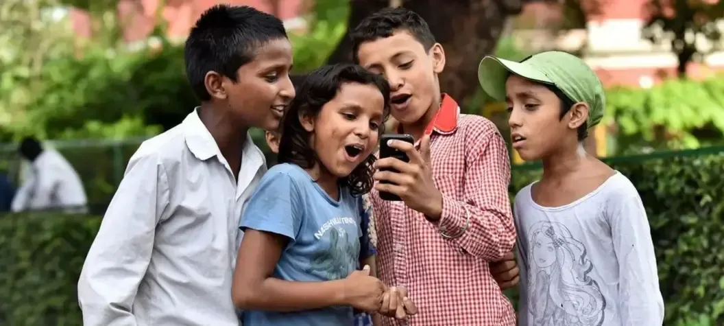 La adopción de inteligencia artificial por niños triplica el ritmo de adultos, revelando tanto oportunidades como riesgos.