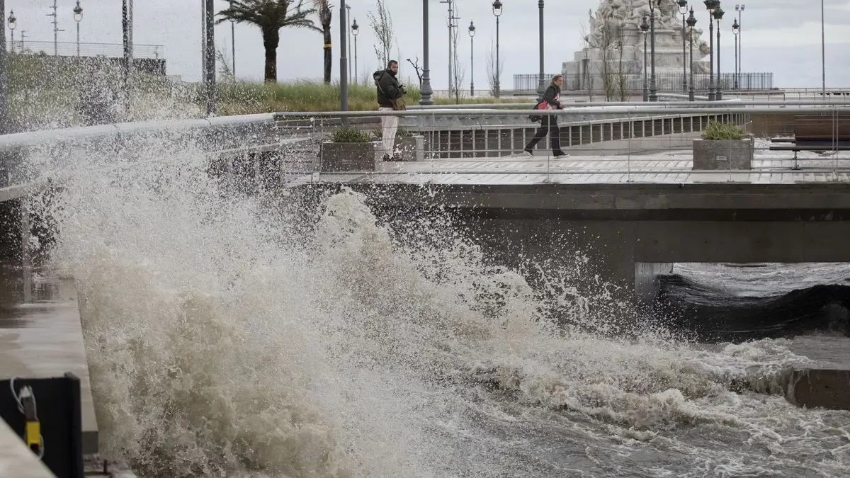 Se esperan lluvias intensas y crecida del mar en la costa bonaerense.