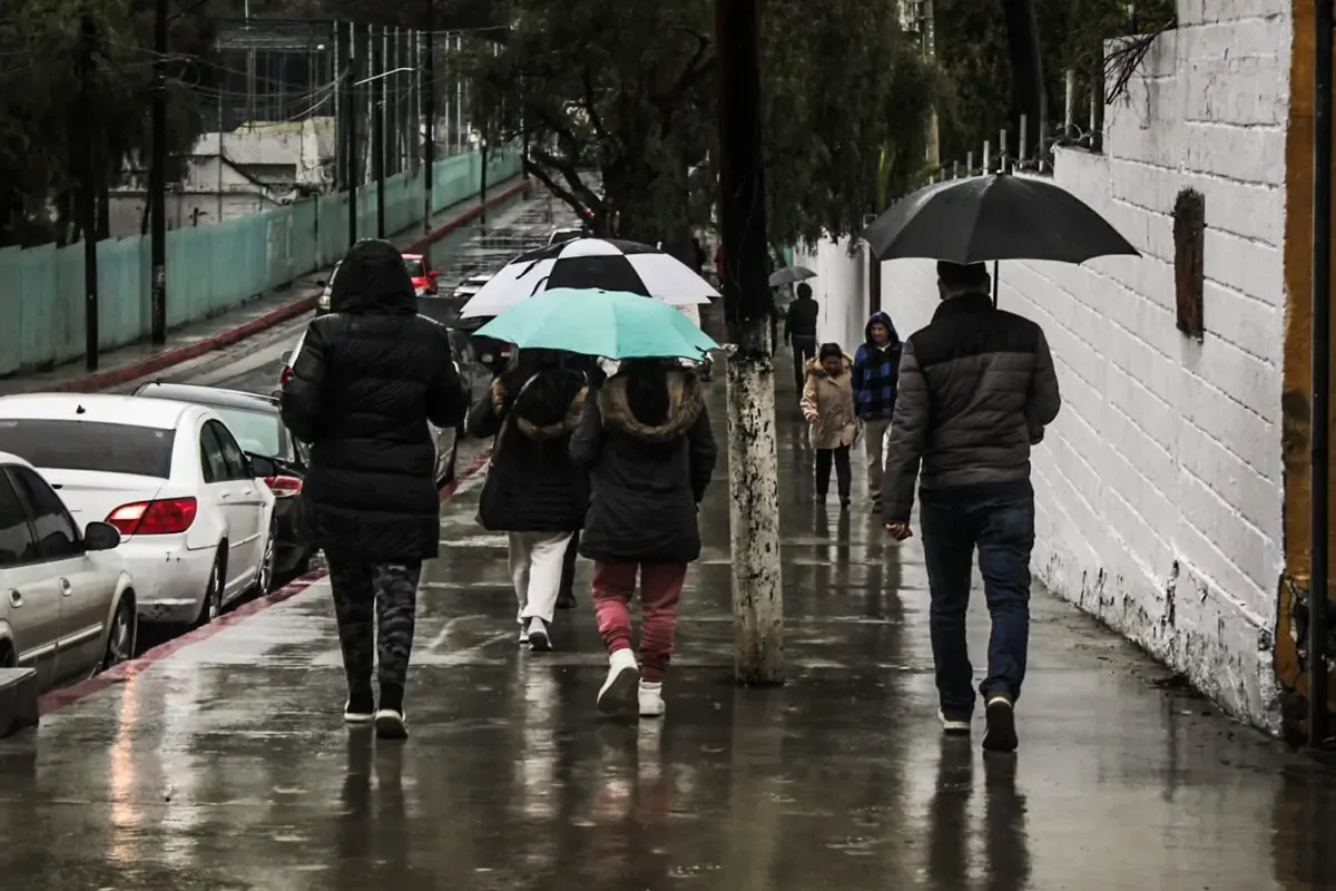 La gobernadora exhorta a la población a seguir recomendaciones de Protección Civil ante el clima severo.