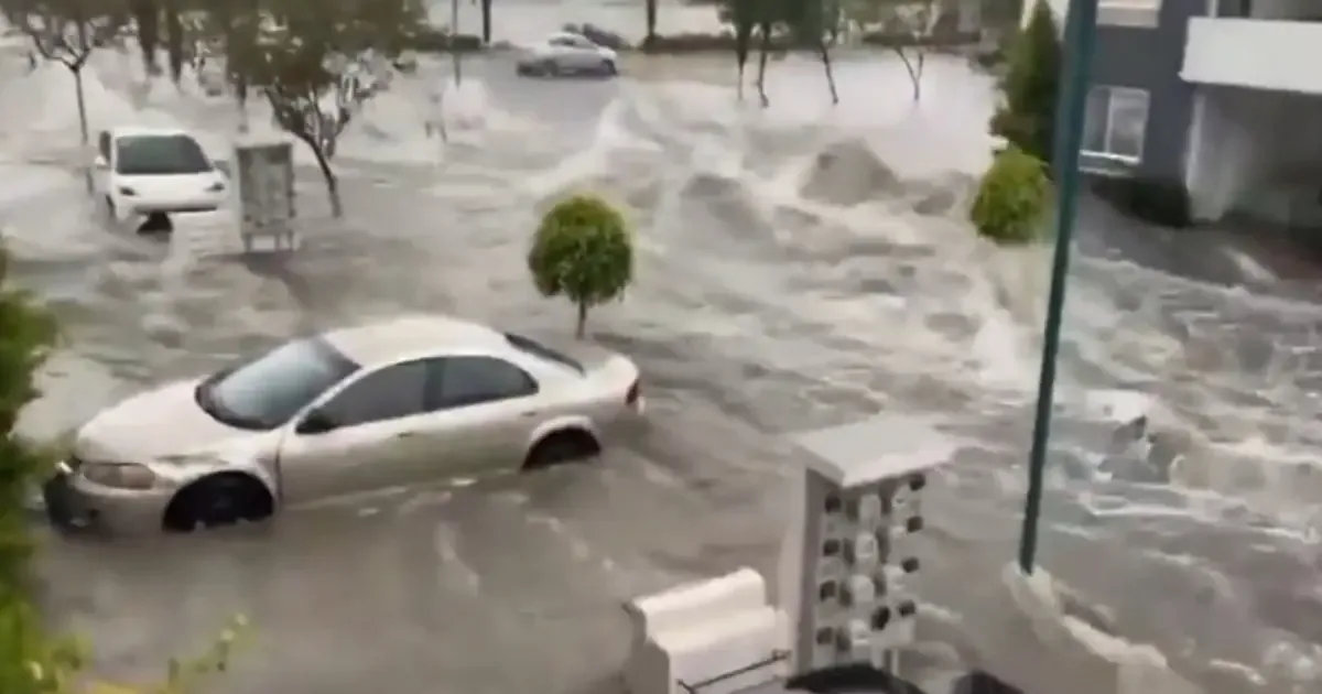 Las lluvias han provocado desbordamientos y apagones en la ciudad, complicando la movilidad y generando emergencias.