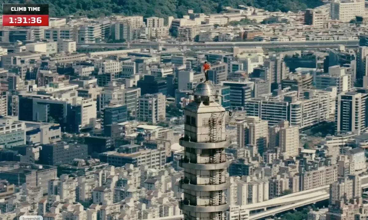 Alex Honnold durante su histórica escalada en Taipei 101, Taiwán.