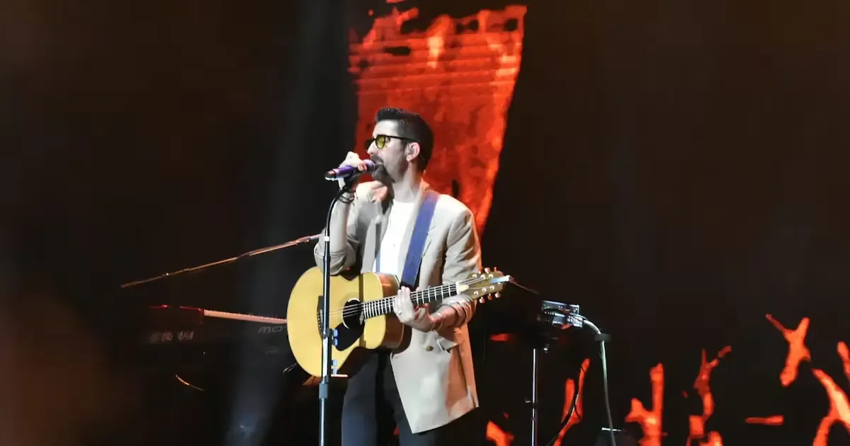 El cantautor celebra 25 años de carrera musical en una noche mágica con su público tijuanense.