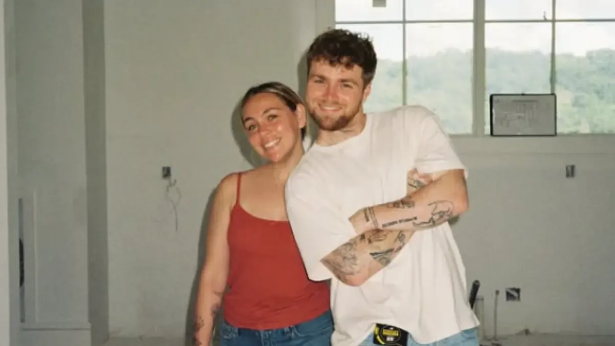 El cantante destaca cómo su relación ha transformado su vida y carrera musical.
