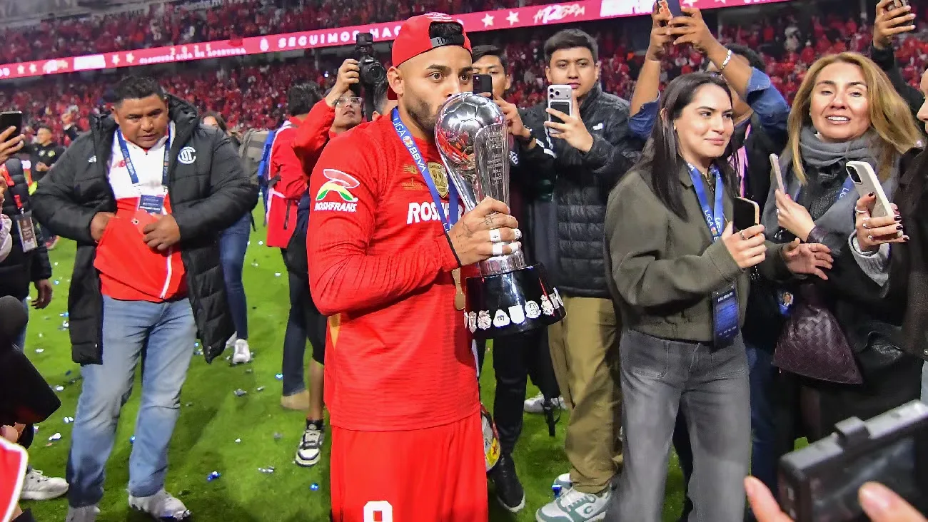 "Alexis Vega muestra avances en su recuperación tras la lesión de rodilla."