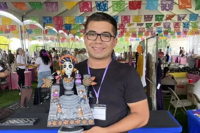 El artesano de Izúcar de Matamoros recibió un reconocimiento por su obra inspirada en la migración.