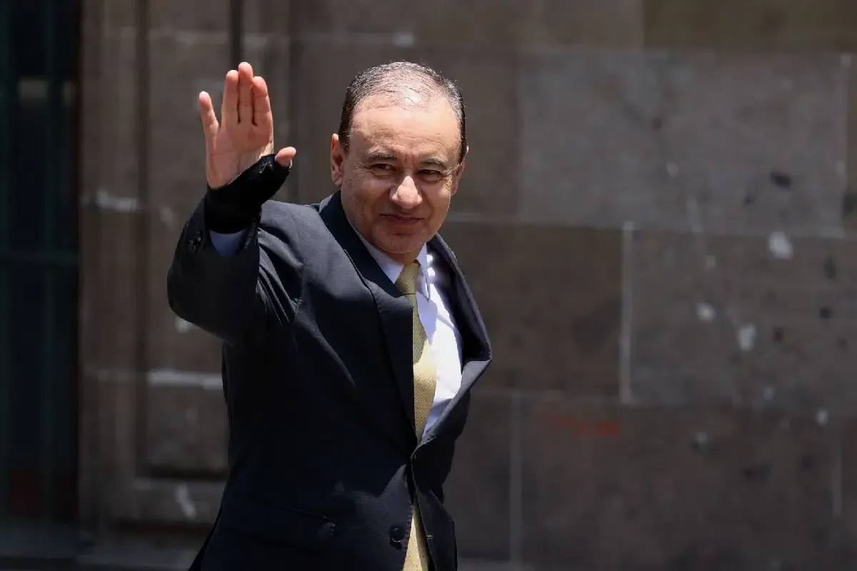 El gobernador de Sonora exige rectificación tras reportaje que lo involucra.