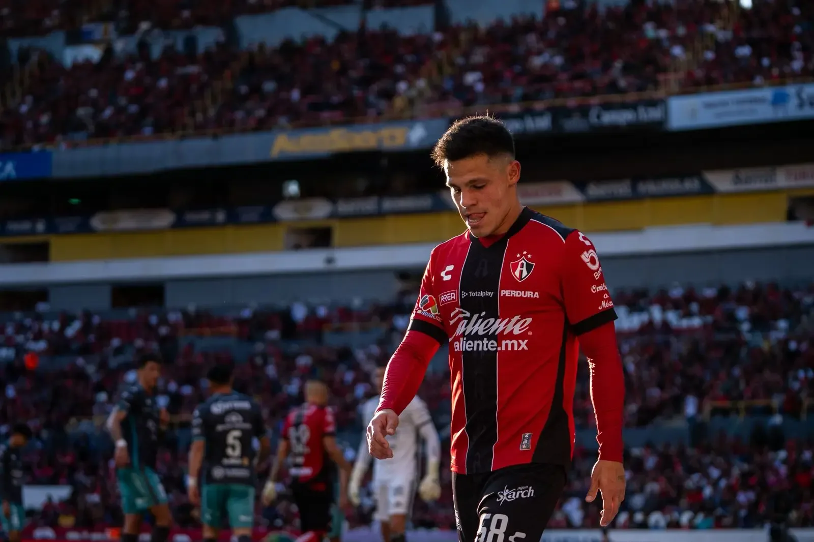Alfonso González, mediocampista de Atlas, durante un entrenamiento previo al partido.