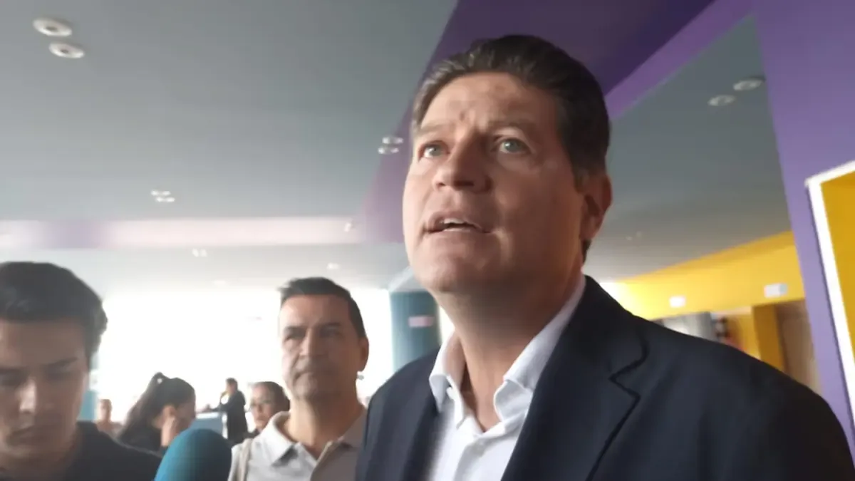 Alfonso Martínez destaca la relevancia de la democracia y libertad de expresión en su estado.