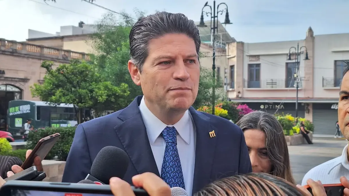 El alcalde de Morelia señala preocupaciones sobre libertad de expresión y aumento de deuda pública en México.