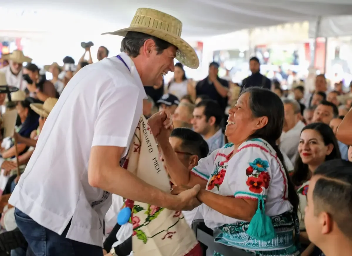 La celebración reunió a artesanos de diversas regiones en un evento lleno de cultura y tradición.