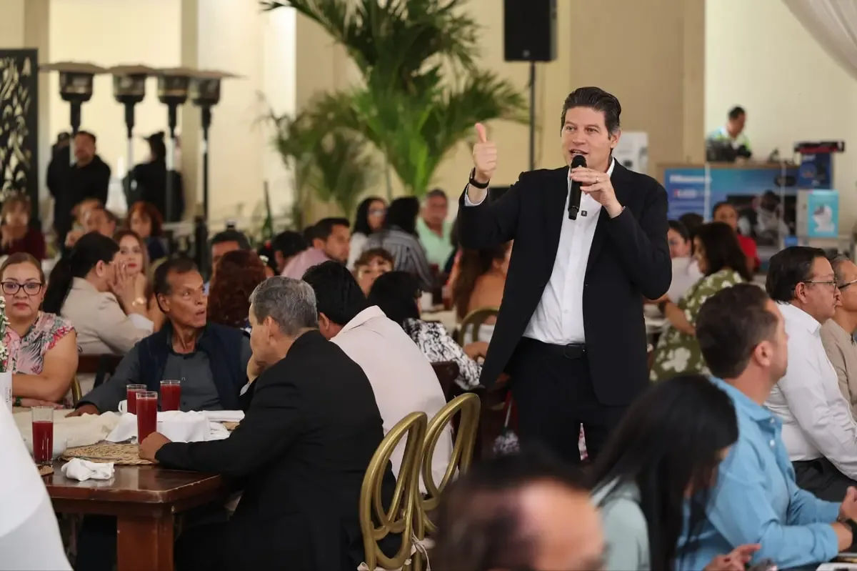 El Alcalde de Morelia celebra el compromiso docente en un evento especial.