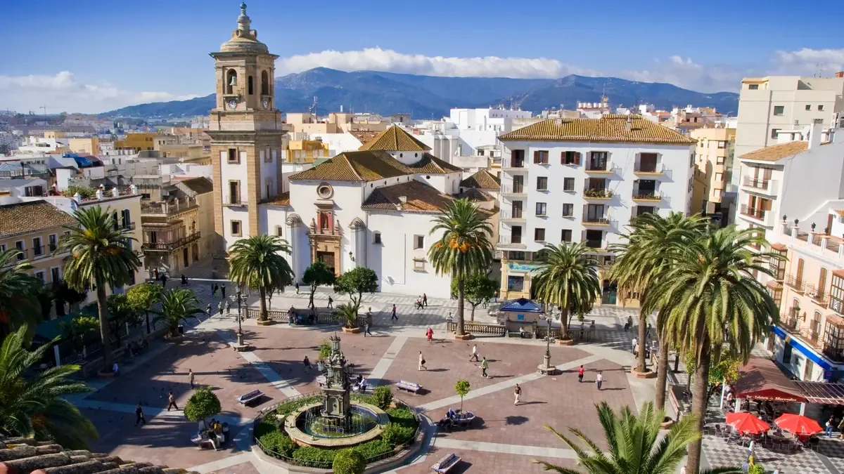 La ciudad se destaca por su patrimonio, playas y el legado de Paco de Lucía.