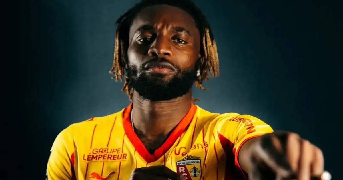 Allan Saint-Maximin durante su presentación con el Racing Club de Lens.