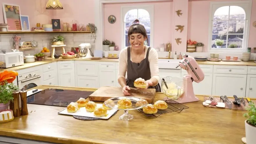 La chef combina tradición y modernidad en su programa, promoviendo la cocina en familia.