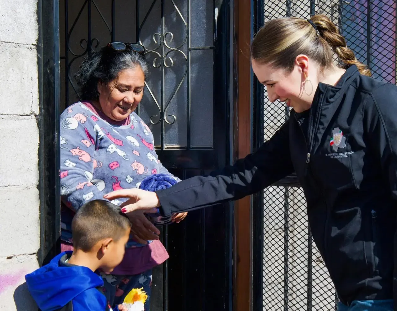 Alma Portillo entrega cobijas y despensas a familias vulnerables en Chihuahua.