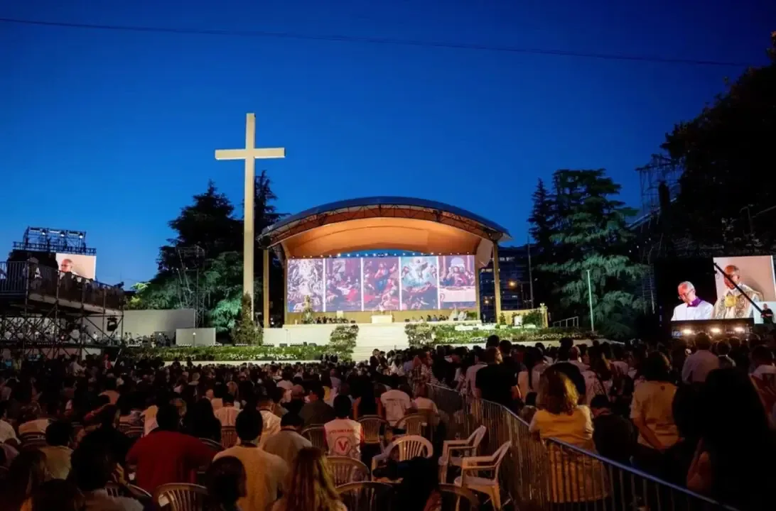 La estructura simboliza la visita del Papa y la memoria de un evento histórico para la juventud española.