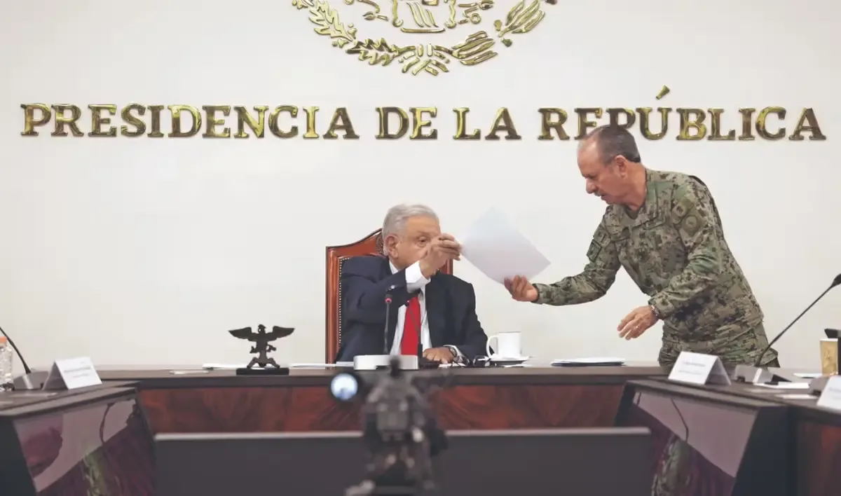 A pesar de no ser localizado por la FGR, Ojeda Durán permanece activo en la Secretaría de Marina.