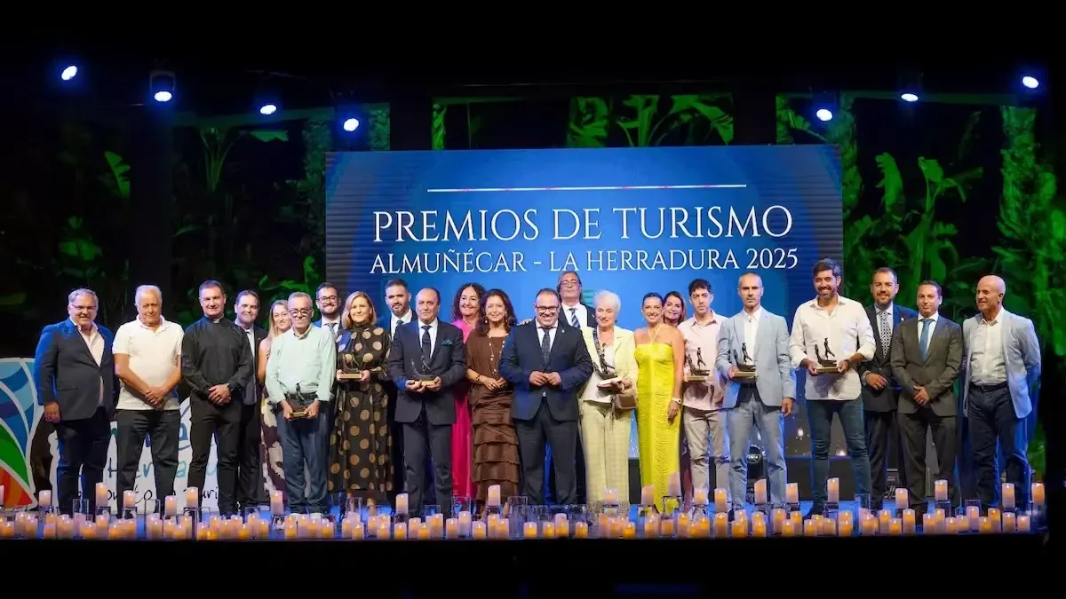La ceremonia de los Premios de Turismo de Almuñécar reconoce contribuciones al desarrollo turístico del municipio.