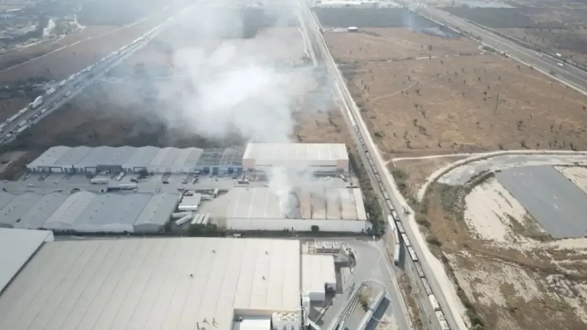 Alrededor de mil personas fueron evacuadas tras el incendio en la planta de fabricación de piezas de aluminio.
