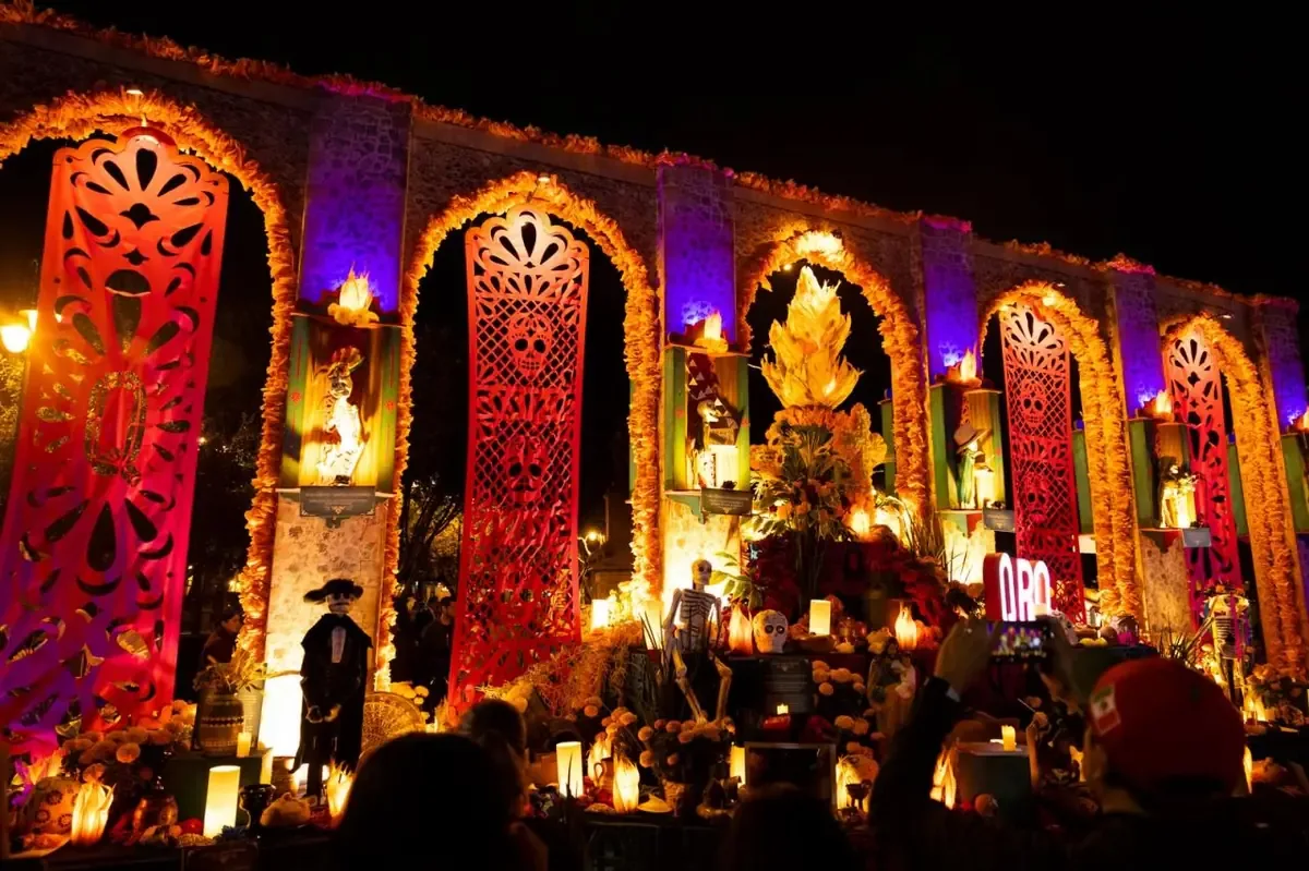 La ofrenda en Plaza de Armas resalta la riqueza cultural y tradiciones del estado.