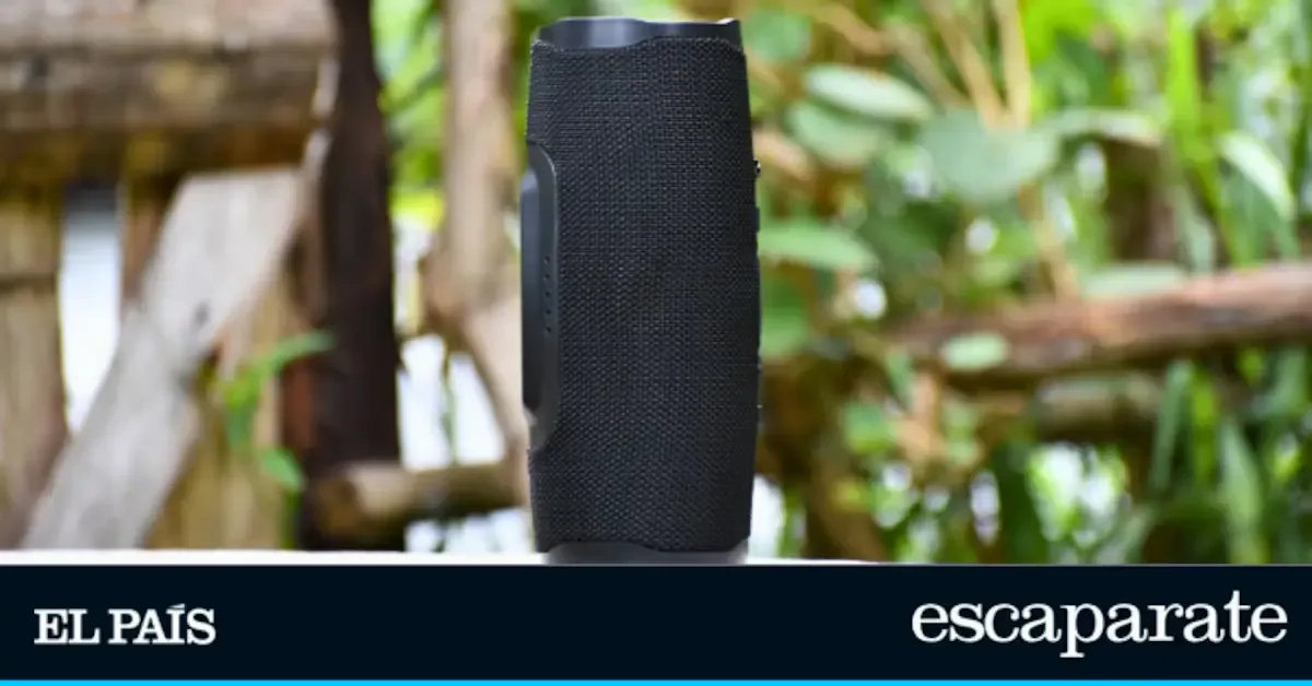 Este altavoz compacto y resistente al agua ofrece sonido potente y conectividad fácil para disfrutar al aire libre.