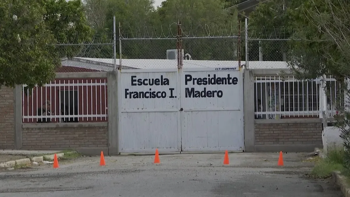 La intervención de autoridades educativas se solicita para garantizar la seguridad en la escuela.