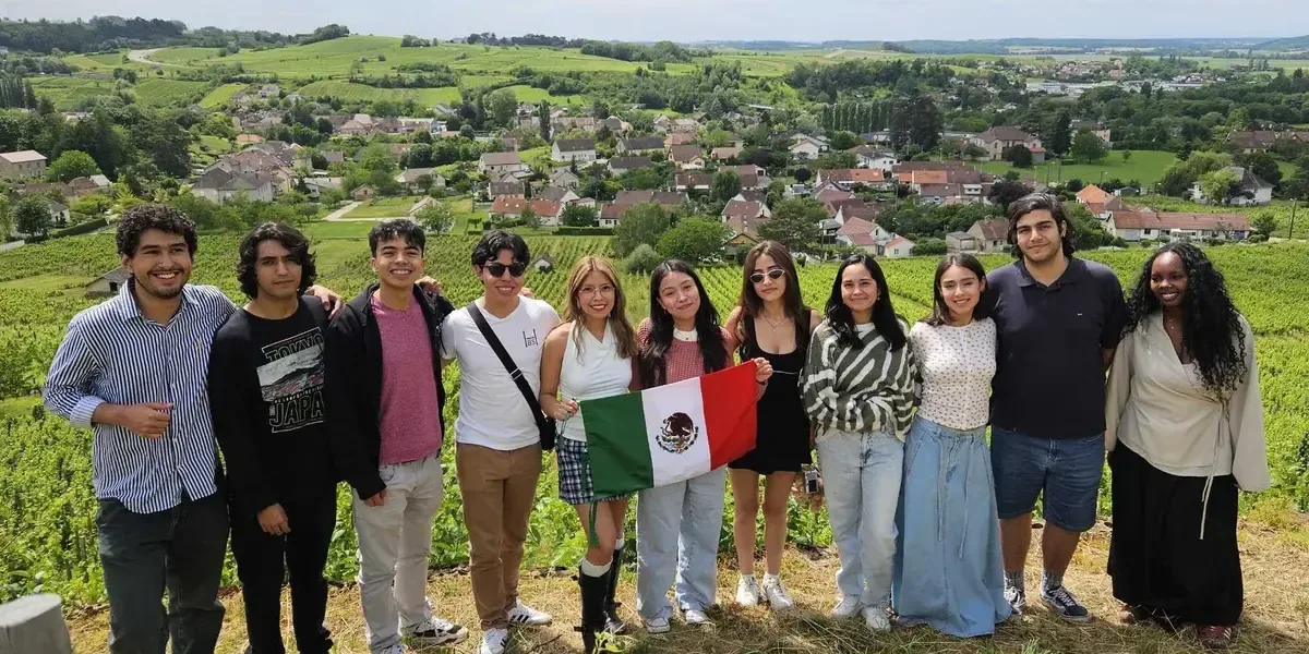 El curso realizado en Francia ofrece a las alumnas una experiencia única en la enseñanza del francés y la ciencia.