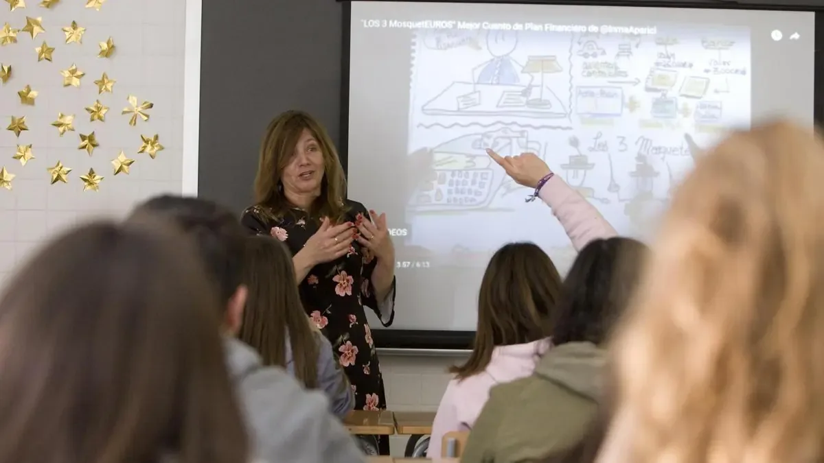 Alumnos del IES Jaume I recogen firmas para exigir soluciones ante las altas temperaturas en clase.