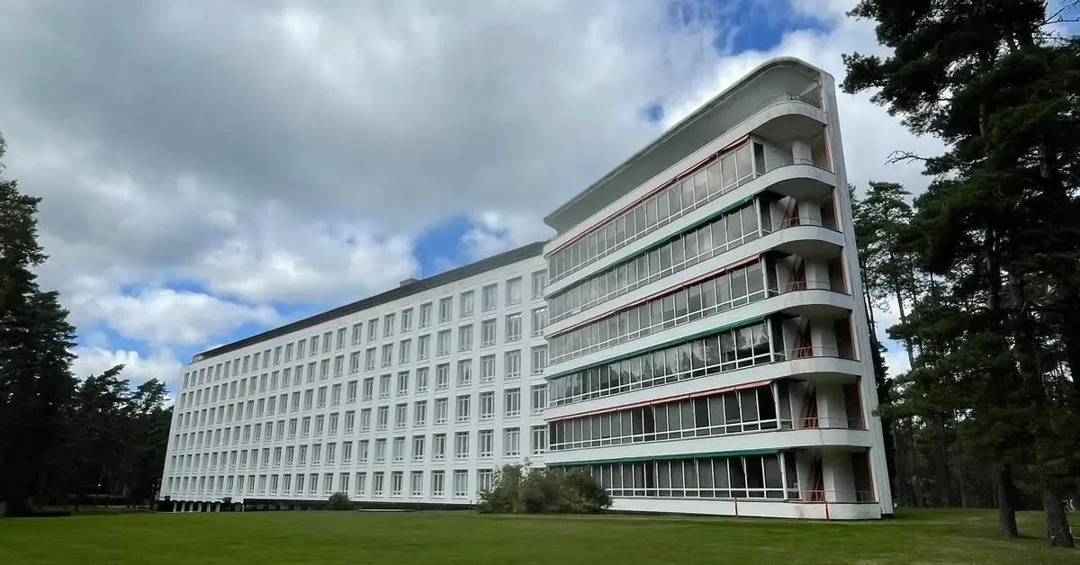 Las obras de Alvar Aalto resaltan la convivencia entre naturaleza y diseño humano.