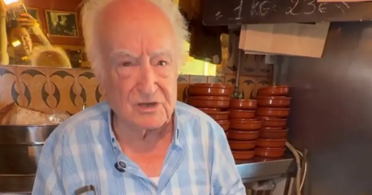 A sus 97 años, Amadeo sigue al frente de Casa Amadeo, un emblema de la cocina tradicional en Madrid.