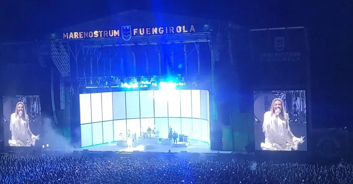La cantante homenajea el ascenso del Málaga CF mientras revive sus grandes éxitos ante miles de fans.