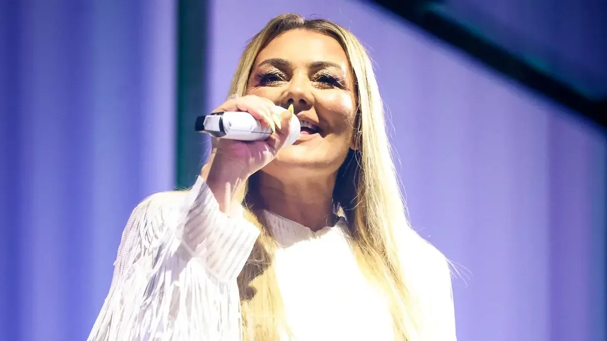 Durante su concierto en Fuengirola, la cantante emocionó a miles de fans con su regreso y un homenaje al Málaga CF.