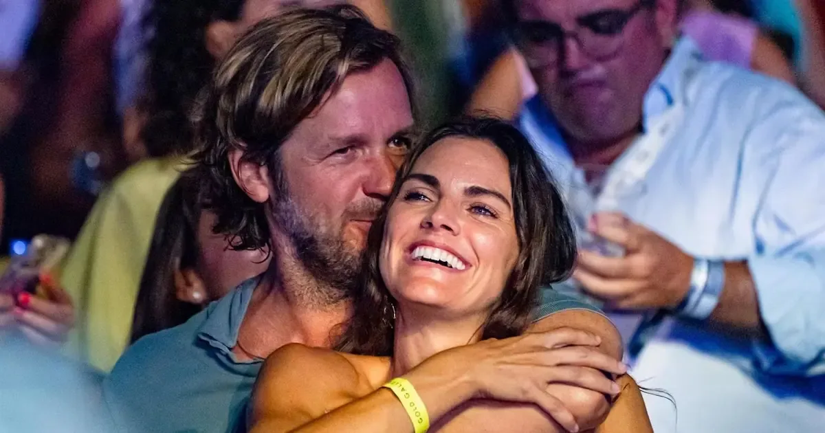 La pareja celebra su larga relación en Marbella con gestos de cariño.