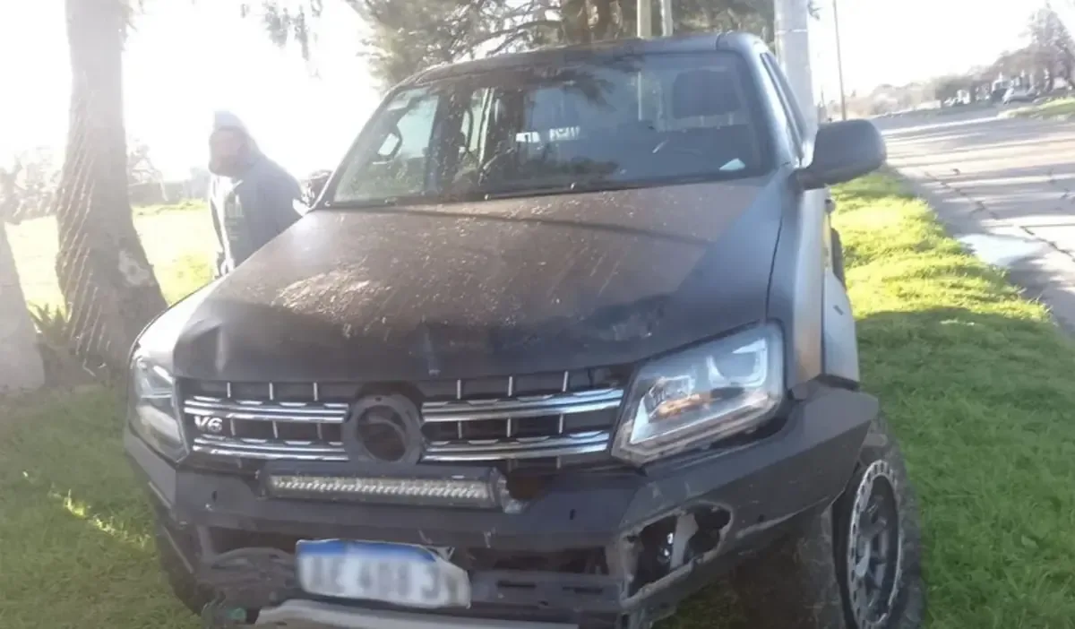 Un accidente en la madrugada causó daños materiales y la fuga de los ocupantes.