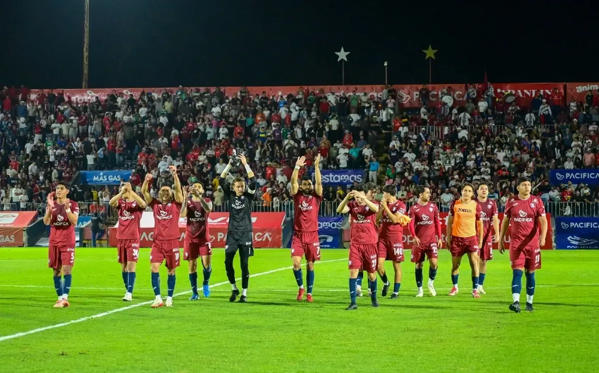 El delantero destaca la importancia del trabajo en equipo para alcanzar el éxito en la temporada.