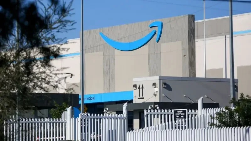 "Amazon enfrenta una reestructuración importante con el despido de 16,000 empleados."