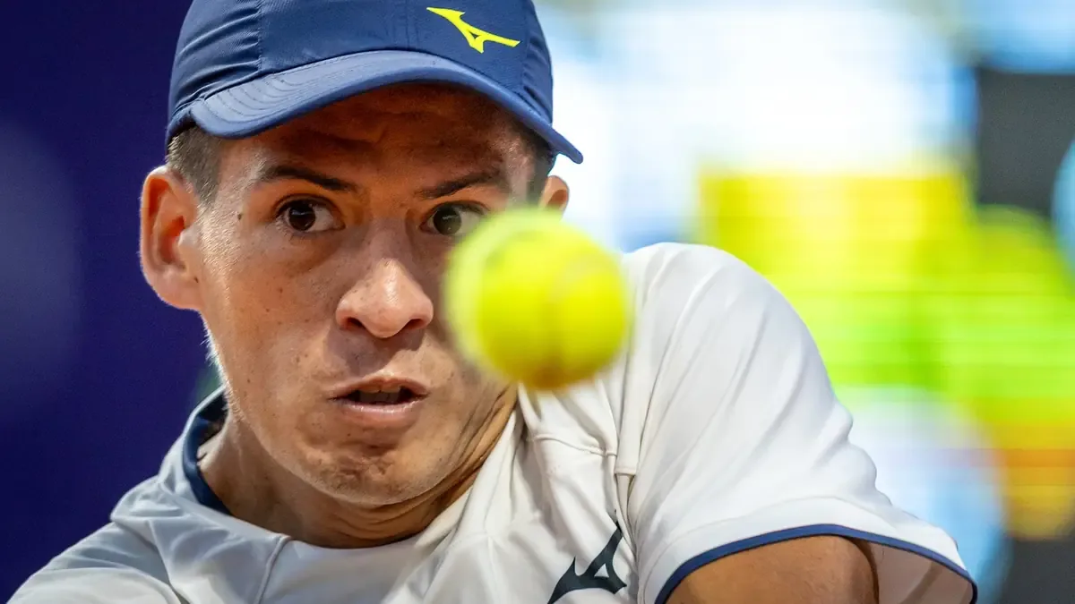 Ambos tenistas argentinos se destacan y aseguran su lugar en los cuartos de final del torneo porteño.