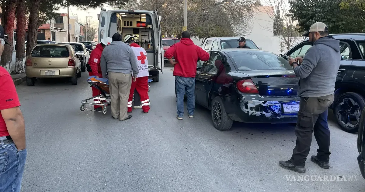 Ambulancia de la Cruz Roja en el lugar del accidente en Saltillo.